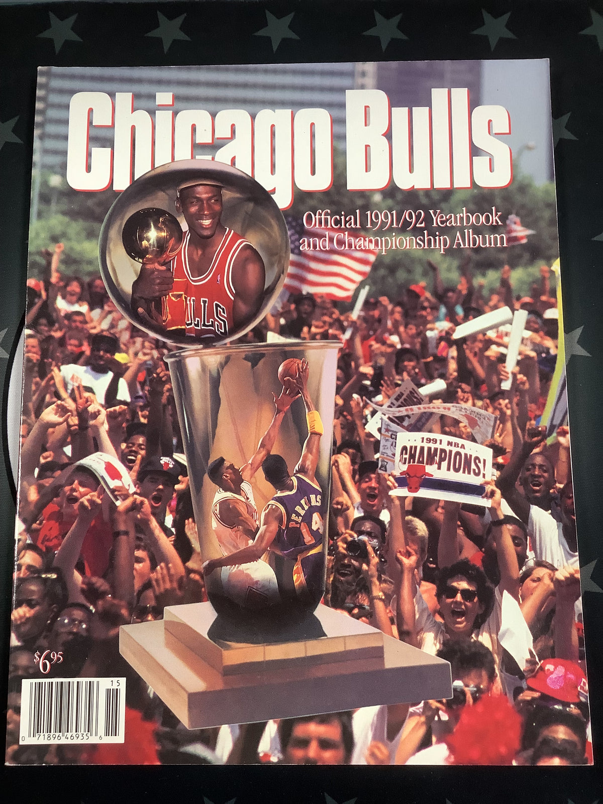 CHICAGO BULLS OFFICIAL 1991/92 YEARBOOK AND CHAMPIONSHIP ALBUM