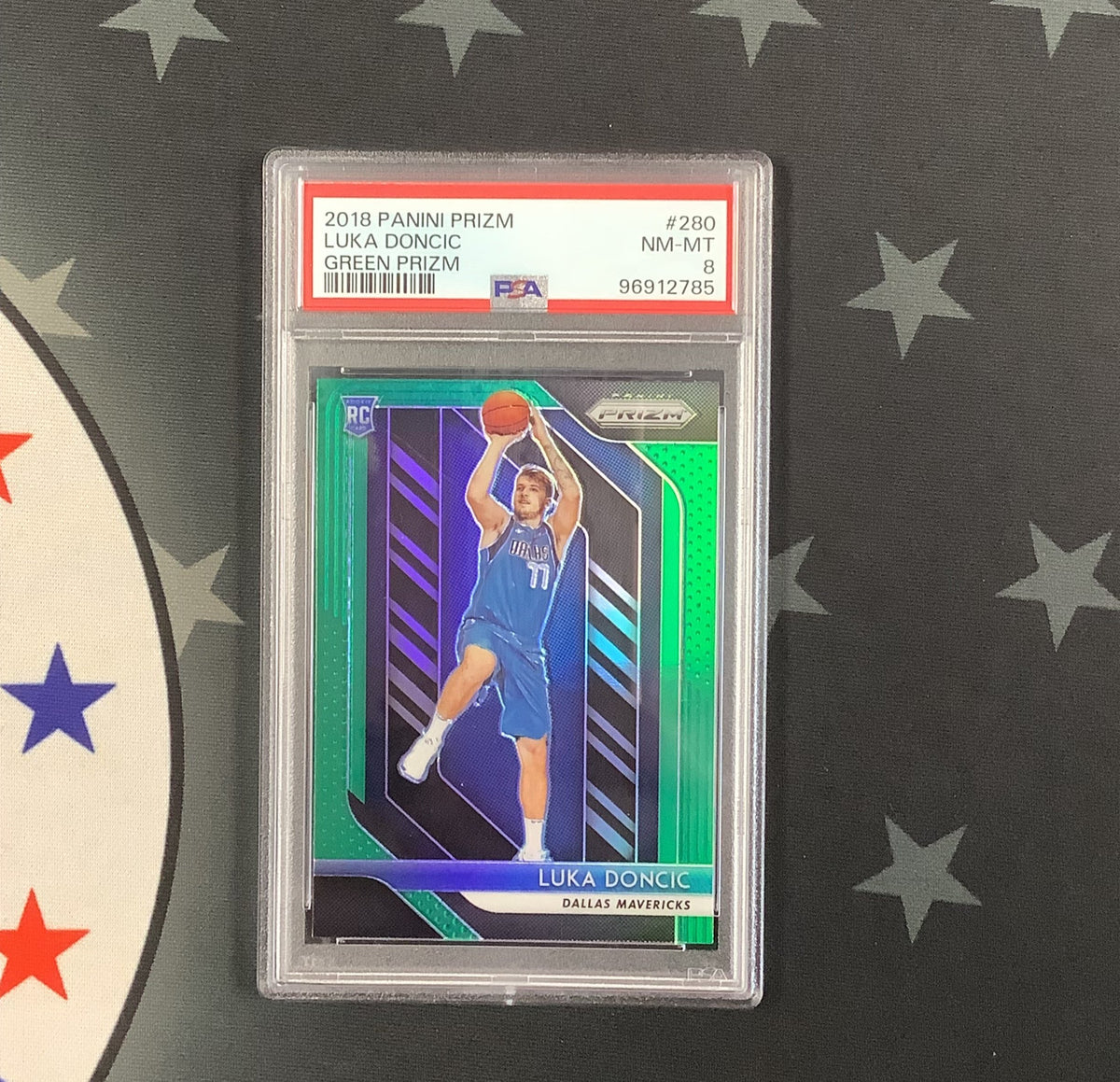 2018 PANINI PRIZM LUKA DONCIC GREEN PRIZM ROOKIE PSA 8