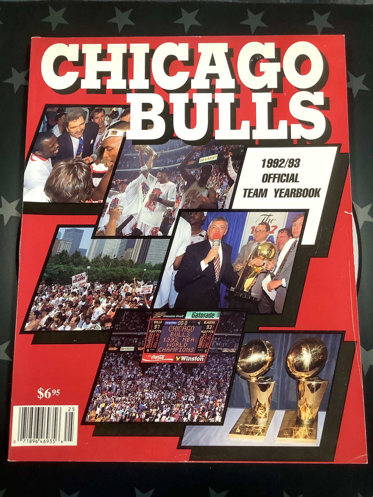 CHICAGO BULLS 1992/93 OFFICIAL TEAM YEARBOOK MAGAZINE