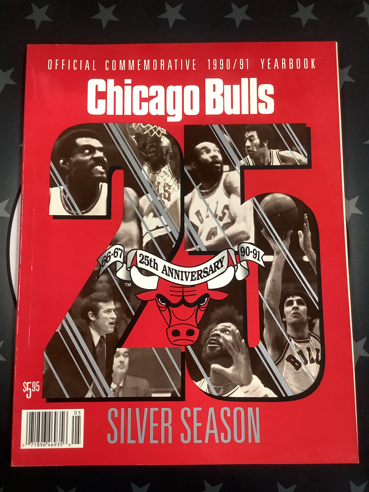 CHICAGO BULLS OFFICIAL COMMEMORATIVE 1990/91 YEARBOOK SILVER SEASON MAGAZINE