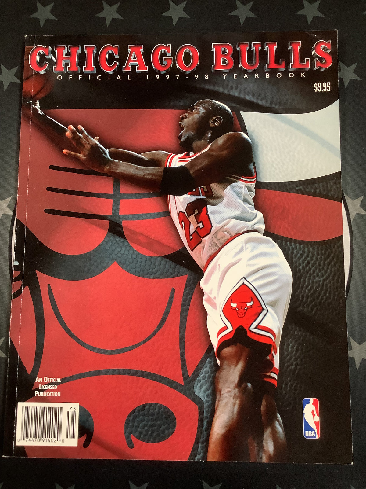 CHICAGO BULLS OFFICIAL 1997/98 YEARBOOK MAGAZINE