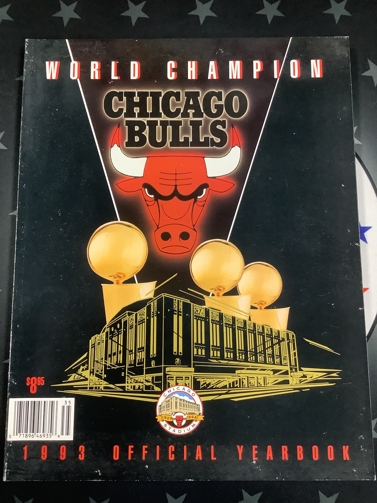 CHICAGO BULLS WORLD CHAMPION 1993 OFFICIAL YEARBOOK MAGAZINE